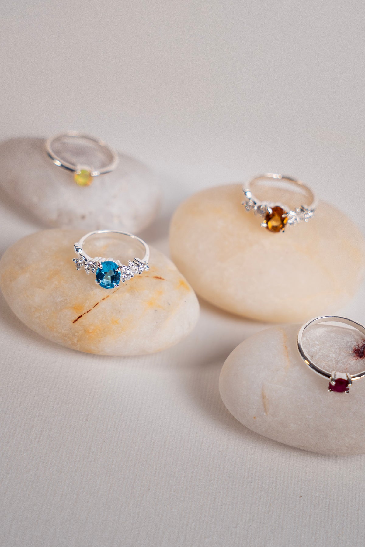 Anillo Tulipán Topacio Azul Suizo